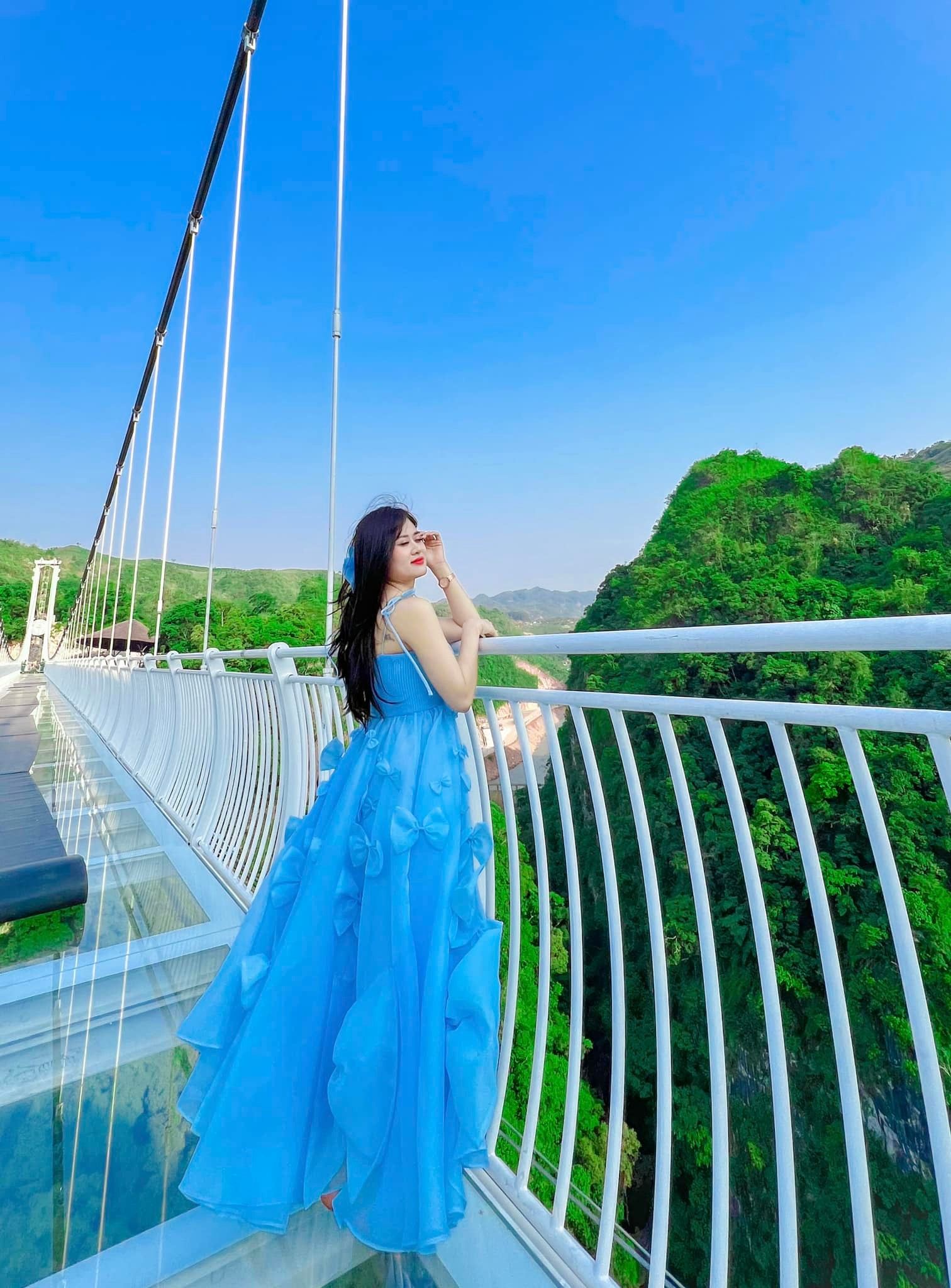 1. Bach Long Glass Bridge